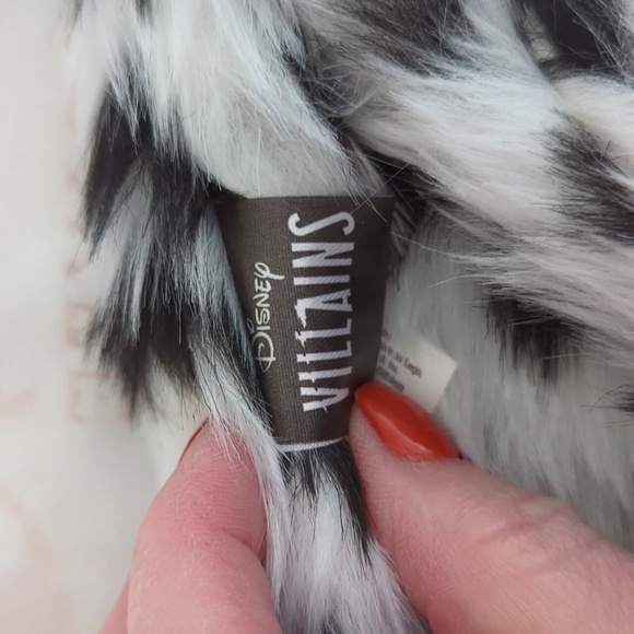 Cruella DeVille Faux Fur Shrug (Disney Villains) - Picture 4 of 12